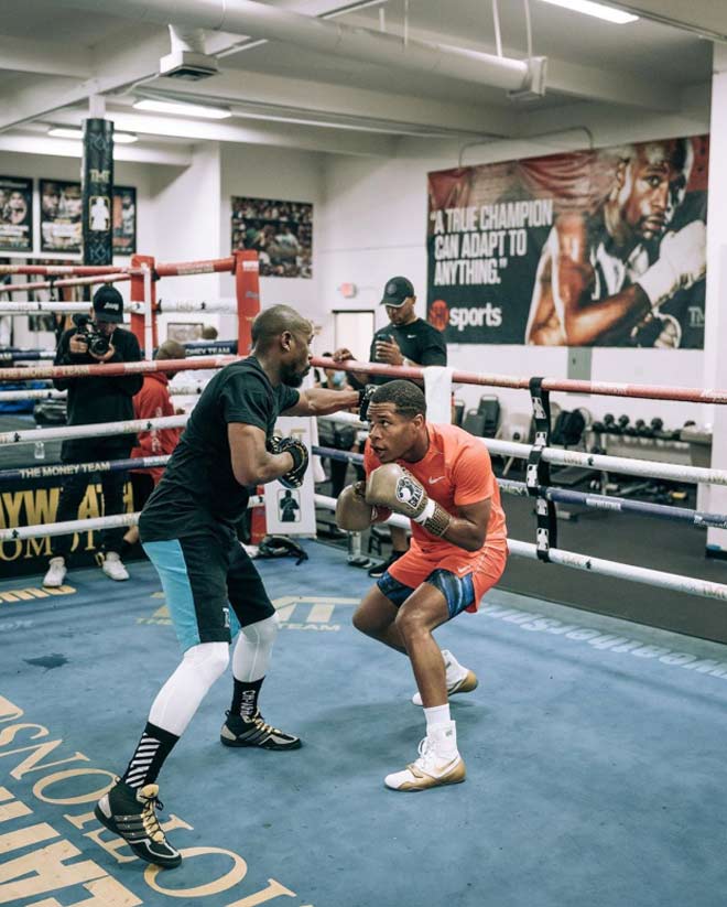 Floyd Mayweather nỗ lực luyện tập cùng tay đấm đang giữ đai WBC hạng nhẹ boxing thế giới Davin Haney những ngày gần đây ở một phòng tập tại Las Vegas