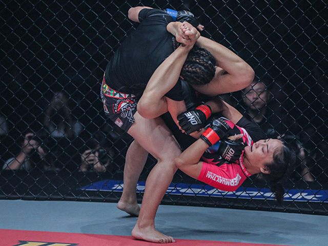 Thể thao - “Búp bê MMA” cận chiến tung đòn muay hiểm hạ đo ván đối thủ