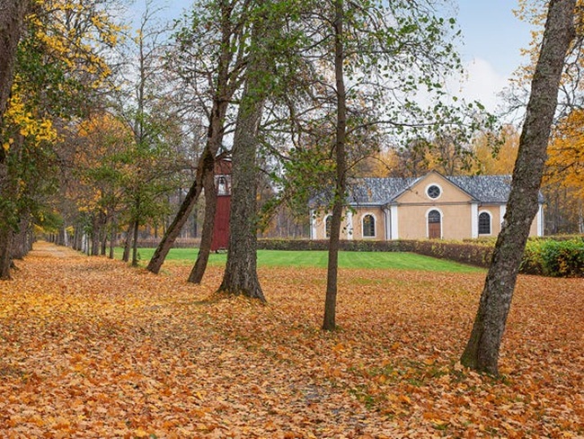 Ngôi làng này là địa điểm chăm sóc sức khỏe, trị liệu ở ngoại ô Stockholm, Thụy Điển. Điều đặc biệt là nguồn&nbsp;nước khoáng từ suối tự nhiên trong làng là điều thu hút nhiều khách đến trị liệu, tắm, nghỉ dưỡng.

