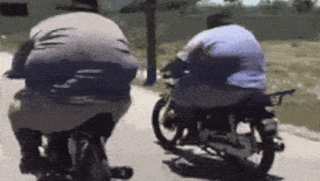 Video: Kịch tính 2 người đàn ông béo núc ních như sumo đua xe - 1