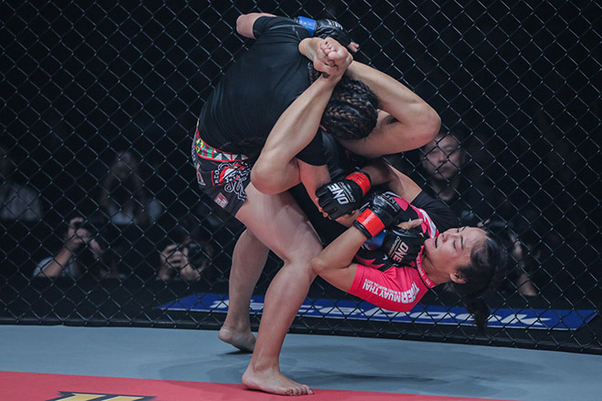 Một đòn siết ấn tượng của Rika trong chiến thắng trước Boniface