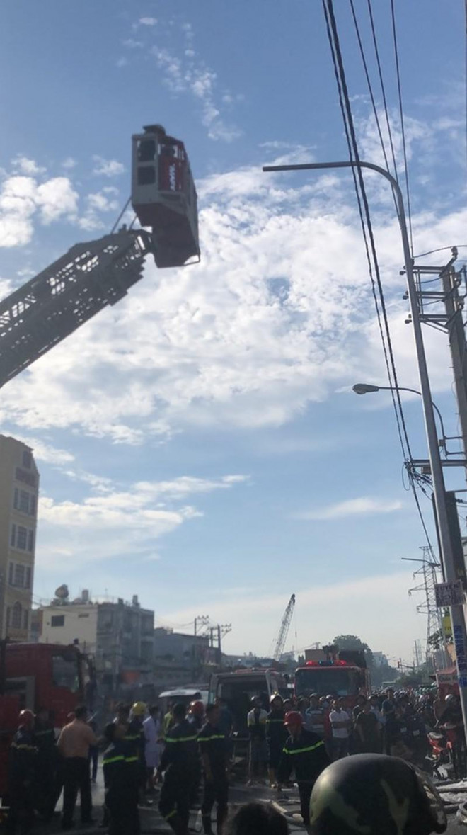 Công an đã đưa được 5 người bị thương ra ngoài. Ảnh: N.TÂN