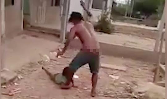 Bé N. bị cha đánh, giẫm đạp dã man trước đó. Ảnh cắt ra từ clip