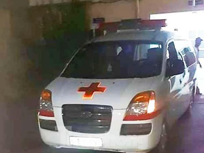 Xe cấp cứu chở thi thể nạn nhân (ảnh CTV)