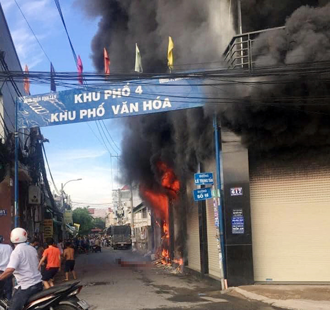7 người mắc kẹt, khóc gào trong căn nhà rực lửa ở Sài Gòn - 1