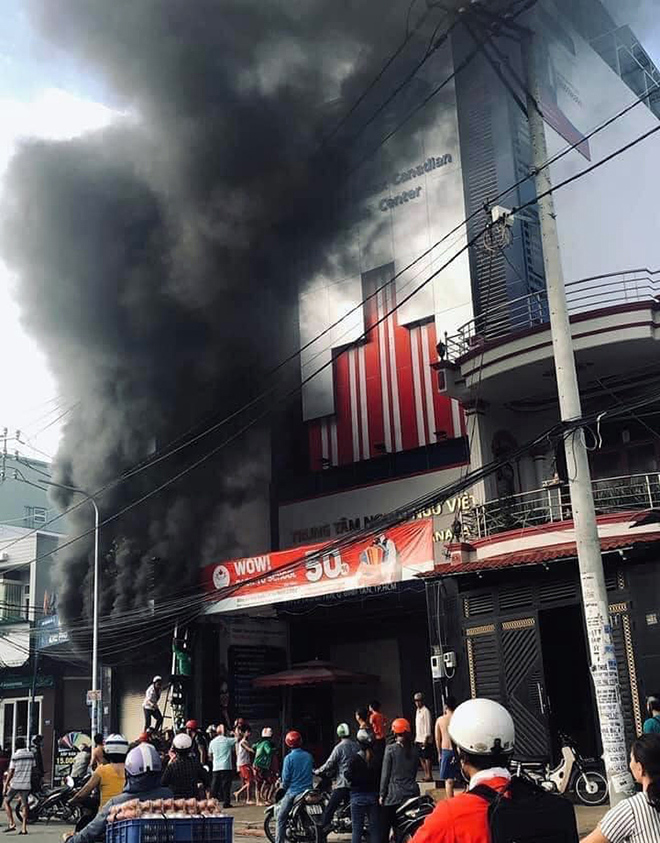 7 người mắc kẹt, khóc gào trong căn nhà rực lửa ở Sài Gòn - 2