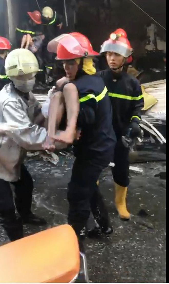 7 người mắc kẹt, khóc gào trong căn nhà rực lửa ở Sài Gòn - 4