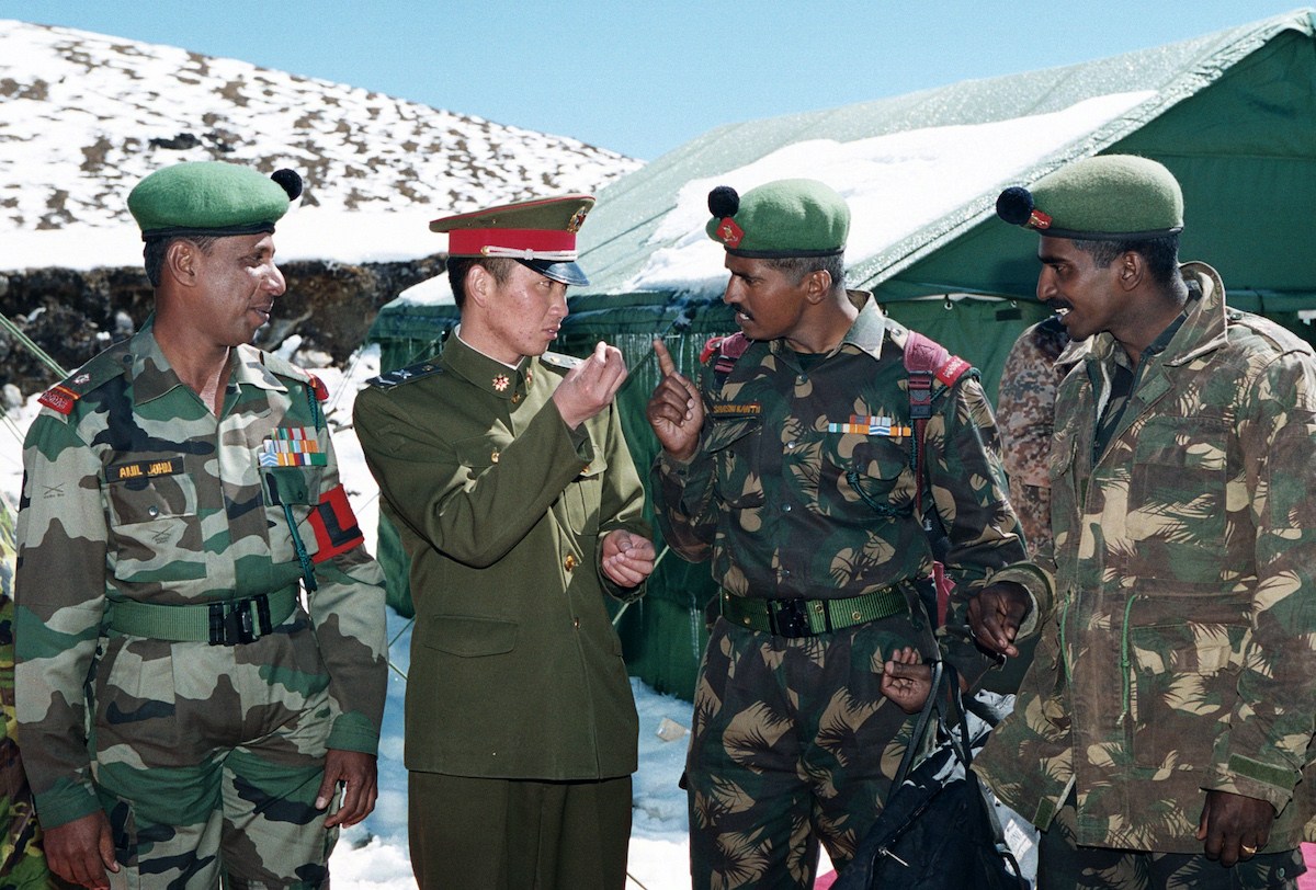 Binh sĩ Ấn Độ và Trung Quốc tại khu vực biên giới (ảnh: Hindustan Times)