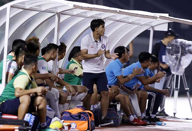 Hà Đức Chinh "chỉ đạo" như Ronaldo, được HLV Lê Huỳnh Đức bênh vực - 6