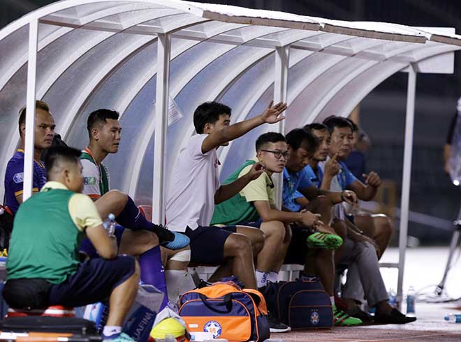 Hà Đức Chinh "chỉ đạo" như Ronaldo, được HLV Lê Huỳnh Đức bênh vực - 8