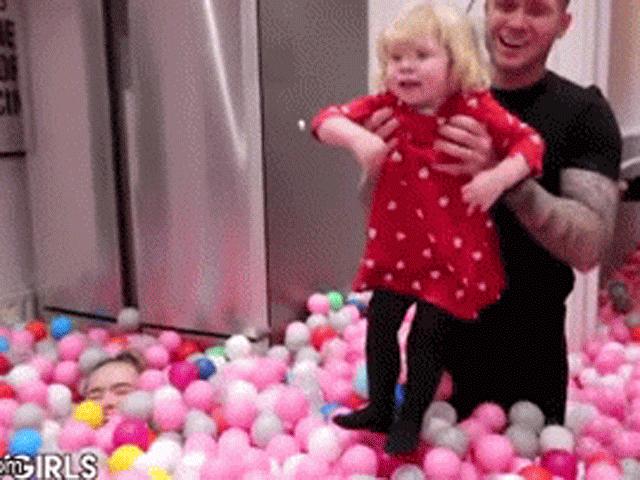 Bạn trẻ - Cuộc sống - Cha sáng tạo tự làm nhà bóng khổng lồ tại gia cho 4 cô con gái gây sốt