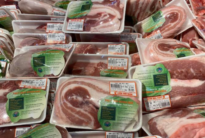 Giá thịt lợn thành phẩm tại chợ và siêu thị hạ nhiệt khi giá lợn hơi giảm.