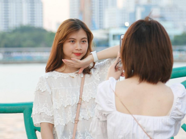 Bạn trẻ - Cuộc sống - Giới trẻ đua nhau lên hồ Tây chụp ảnh mùa nắng nóng