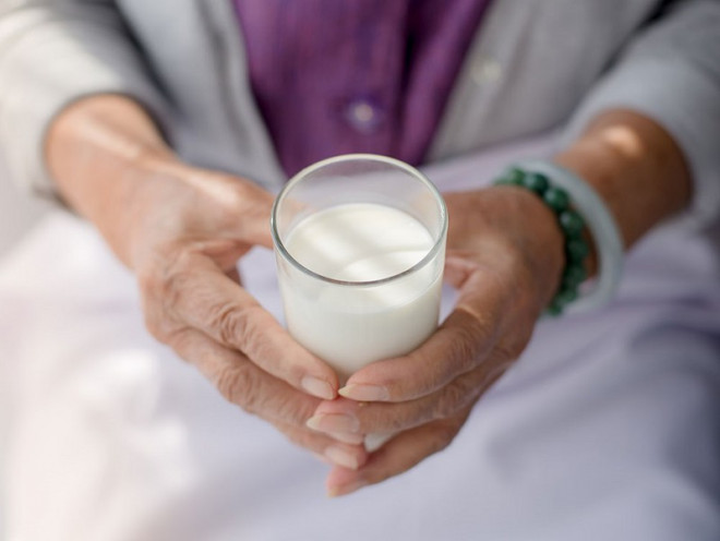 Uống một ly sữa ấm trước khi đi ngủ có thể giúp thư giãn và tạo điều kiện cho giấc ngủ ngon hơn. Ảnh:&nbsp;Shutterstock