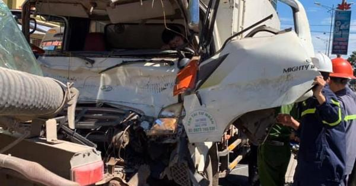 Tin tức trong ngày - Tài xế trọng thương mắc kẹt trong cabin dập nát sau va chạm kinh hoàng