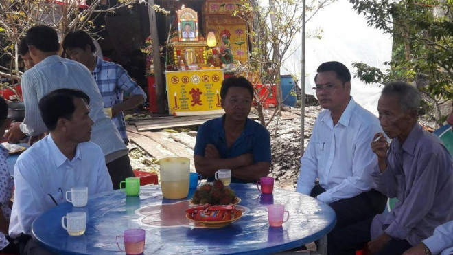 Chính quyền địa phương ân cần thăm hỏi và động viên gia đình cháu P.