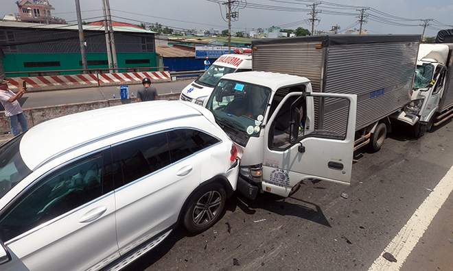 Hiện trường vụ tai nạn liên hoàn 11 ô tô trên cầu Bình Thuận