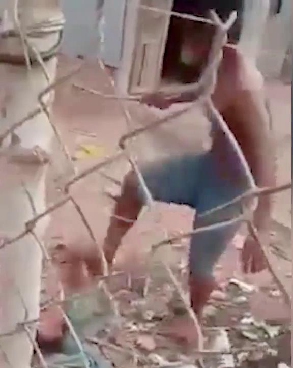 Bé N. bị cha đánh, giẫm đạp dã man. Ảnh cắt ra từ clip