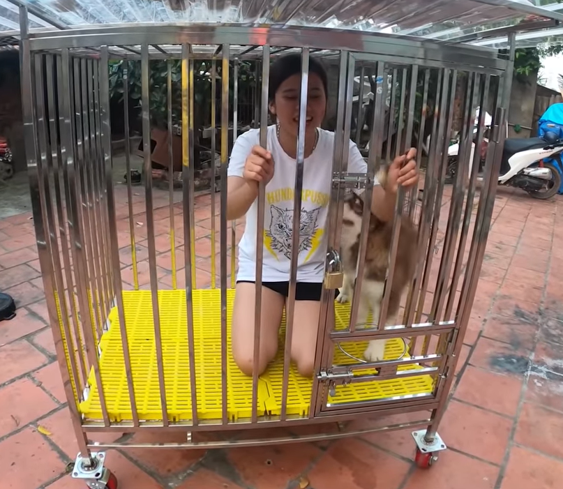 Con trai bà Tân Vlog nhốt em gái vào chuồng chó gây tranh cãi dữ dội - 2