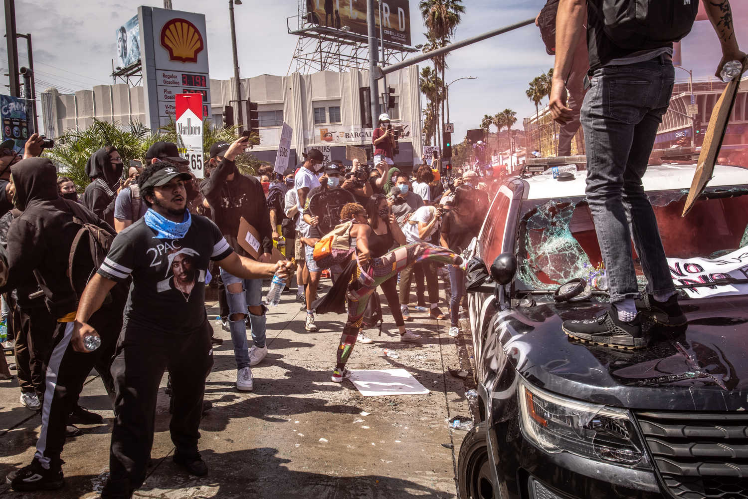 Người biểu tình đập phá, đốt xe cảnh sát tại Mỹ (ảnh: AP)