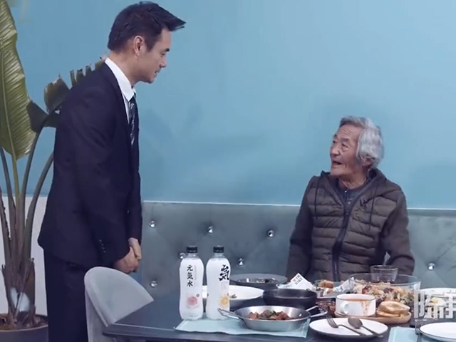 Video Clip Cười - Nhân viên nhà hàng nhận cái kết với quy định "bất công"