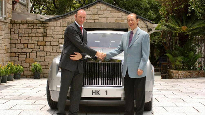 Chiếc xe Rolls-Royce đi kèm với biển số đăng ký "HK1"