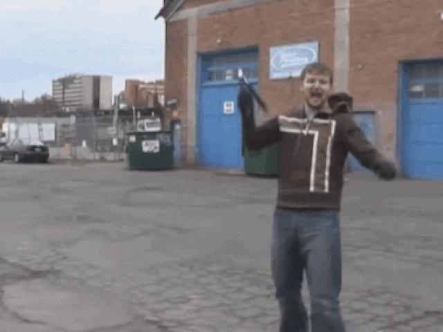 Tranh vui - Các quý ông cẩn thận "tàn đời trai" với những trò nghịch dại