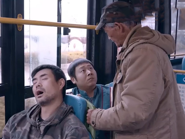 Video Clip Cười - Thói quen khó bỏ mỗi lần đi xe buýt của cụ ông