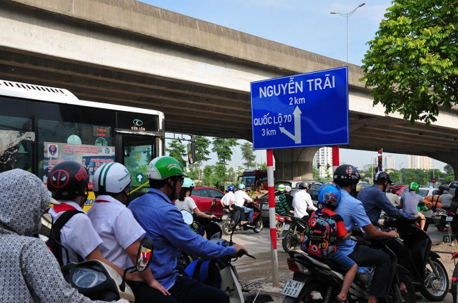 Loạt biển chỉ đường đặt 2 bên đường Nguyễn Xiển chỉ dẫn hướng đi và khoảng cách tới "quốc lộ 70" gây hiểu nhầm.