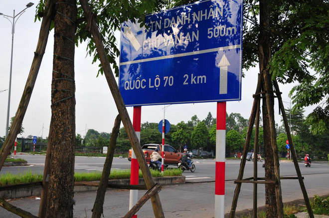 Biển chỉ dẫn ra đường 70 được đặt trên đường nối Nguyễn Xiển - Xa La.