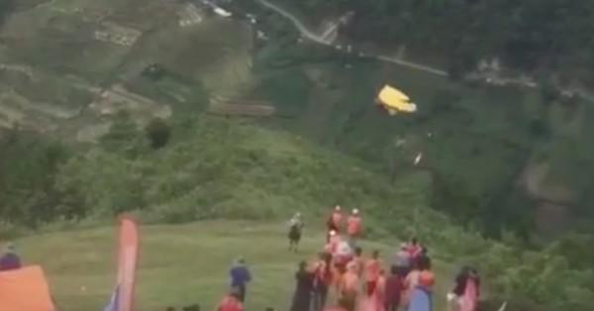 Tin tức trong ngày - Phi công người Nga rơi xuống vực từ độ cao 20m khi chơi dù lượn ở Mù Cang Chải