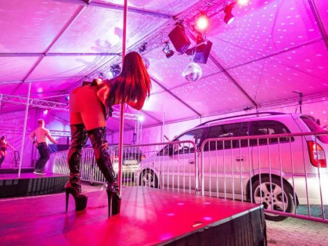 Phi thường - kỳ quặc - Câu lạc bộ thoát y cho khách đi ô tô vào xem show diễn “nóng bỏng”