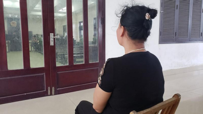 Mẹ của bị cáo Lộc hồi hộp theo dõi phiên xử bên ngoài phòng xử án. Ảnh: TA