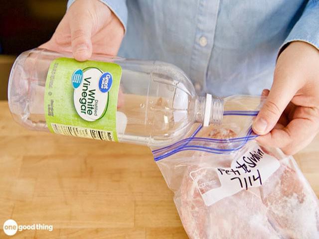 Hoặc nếu bạn không muốn bỏ ra âu thì có thể đổ trực tiếp dấm vào túi đựng thịt cũng sẽ có tác dụng tương tự.