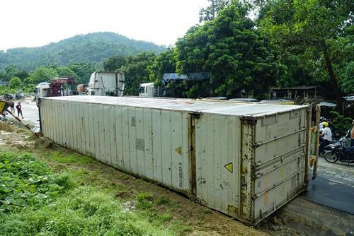 Hiện trường vụ lật xe container ngày 1/6.