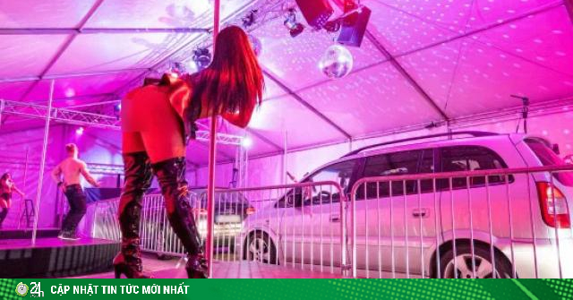 Câu lạc bộ thoát y cho khách đi ô tô vào xem show diễn nóng bỏng