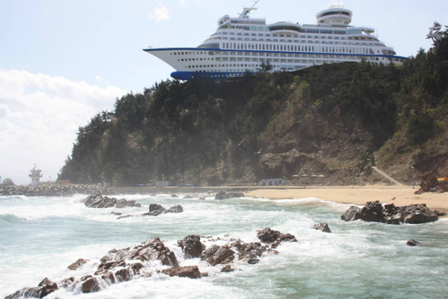 Khách sạn Sun Cruise: Du lịch trên biển có thể rất mơ mộng và bạn ước bạn có thể ở đó lâu hơn. Vậy khách sạn Sun Crusie ở Hàn Quốc sẽ giúp bạn thực hiện giấc mơ này.
