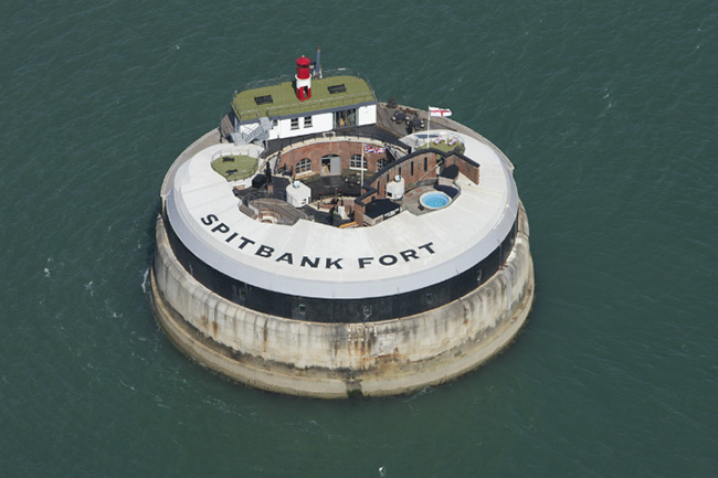 Pháo đài Leicester, nay là khách sạn Spitbank Fort Sea: Nó là một trong ba pháo đài được xây dựng ngoài khơi bờ biển Victoria vào những năm 1700, giờ đã được cải tạo và biến thành một khách sạn cổ điển sang trọng. 
