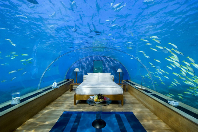 Lối vào trên mặt nước trông giống như một khách sạn tương lai. Nó là một khách sạn rất yên bình, tuyệt vời nếu bạn muốn thư giãn.
