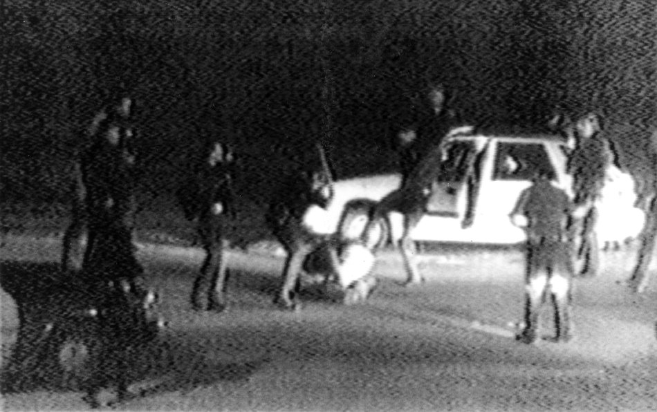 Hình ảnh được cho là cảnh sát đánh hội đồng người đàn ông da màu vào ngày 3.3.1991.