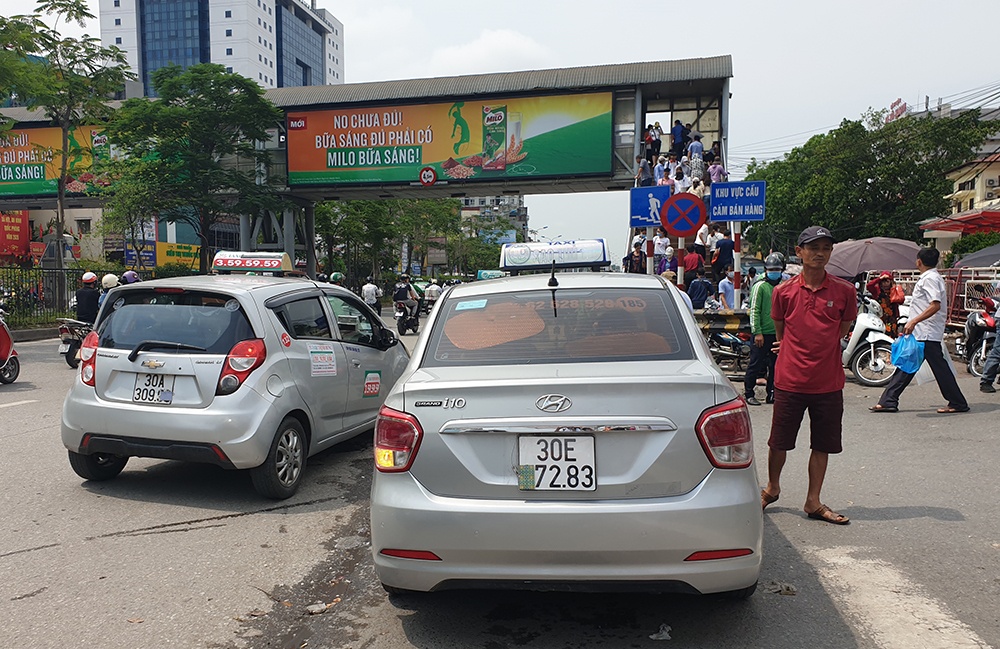 Taxi che biển số để trốn phạt nguội (Ảnh chụp tại đường Giải Phóng, khu vực trước cổng bệnh viện Bạch Mai)