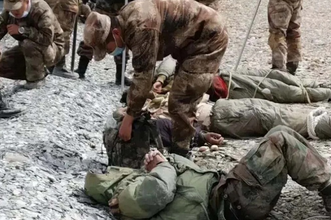 Bức ảnh đăng tải trên mạng xã hội Trung Quốc cho thấy binh sĩ Ấn Độ nằm trên mặt đất.