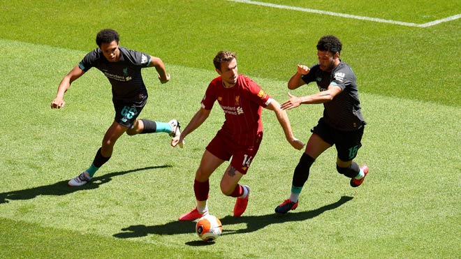 Liverpool đá trận đầu tiên hậu Covid-19: Mane lập công, hạ gục Salah - 7