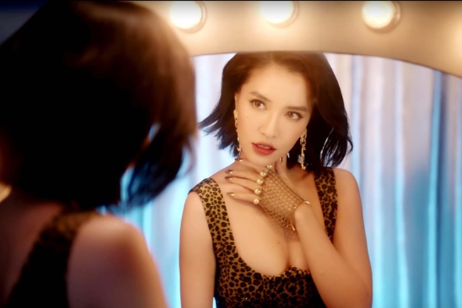 Trong MV "Đi đu đưa đi", Bích Phương cũng diện trang phục bó sát hai dây gợi cảm, khoe vòng một trước ống kính.
