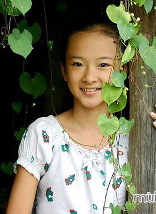 Angela Phương Trinh là sao nhí nổi tiếng khi tham gia hàng loạt bộ phim như "Người mẹ nhí", "Kính vạn hoa", "Mùi ngò gai", "Đồng Hồ Cát"
