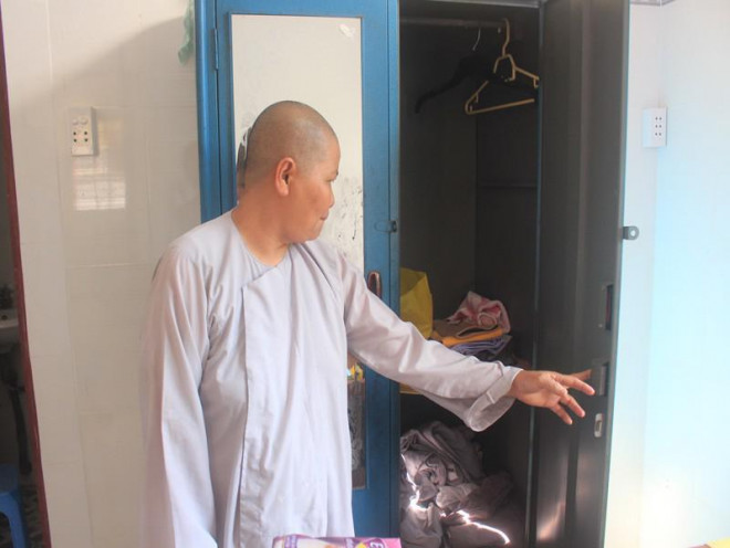 Chiếc tủ đựng quần áo nơi các sư cô cất vàng bị trộm lấy cắp (Ảnh: Đông Hà)