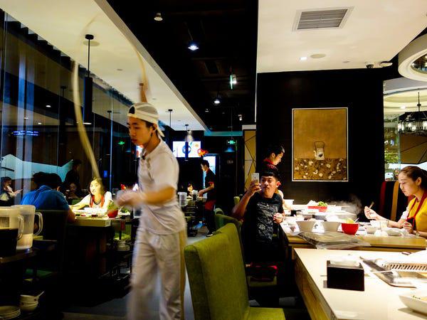 Dịch vụ múa mỳ nổi tiếng của chuỗi nhà hàng lẩu Haidilao