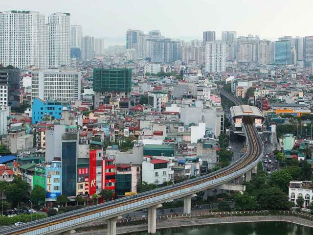 Tin tức trong ngày - Gầm cầu đường sắt Cát Linh-Hà Đông thành quán trà đá, bãi đỗ xe, dân lại &quot;dài cổ&quot; ngóng đợi