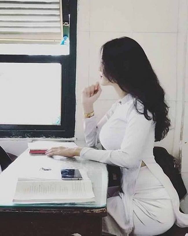 Áo dài trắng là đồng phục nữ sinh có lịch sử lâu đời nhất của Việt Nam.
