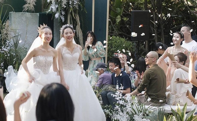 Cặp đôi đồng tính nữ nổi tiếng xứ Trung "khóa môi" ngọt ngào trong đám cưới cổ tích - 2